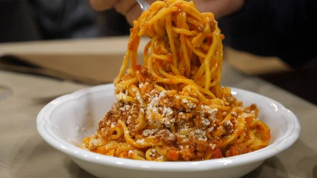 tagliatelle al rag&ugrave; bolognese, Tipico piatto della tradizione Emiliana Romagnola, Italia, Emilia Romagna. Pasta, pomodoro, carne e Parmigiano - typical dish. Pasta, tomato, meat and Parmesan