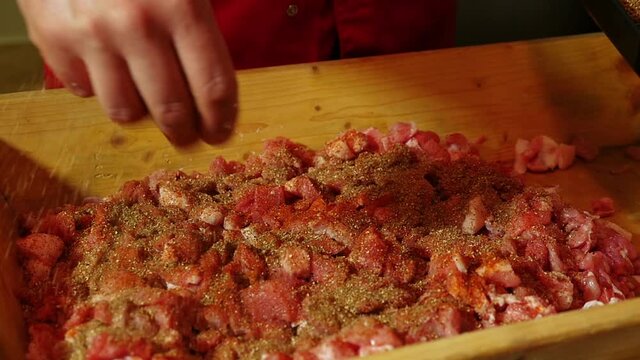 preparazione salsiccia, insaccato salame