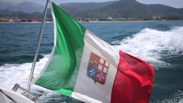 Bandiera italiana sulla sica del mare