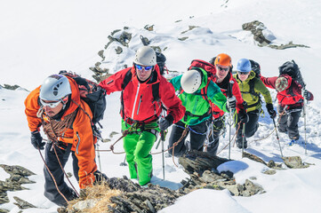 Seilschaft beim Aufstieg im Hochgebirge