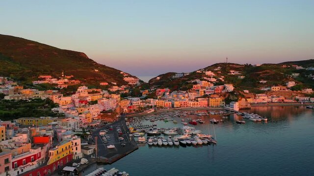 Ponza, isola del Lazio nel mar tirreno, Mar Mediterraneo. Italia. mattina, Alba - island in the Tyrrhenian Sea, Mediterranean Sea. Italy. morning, dawn