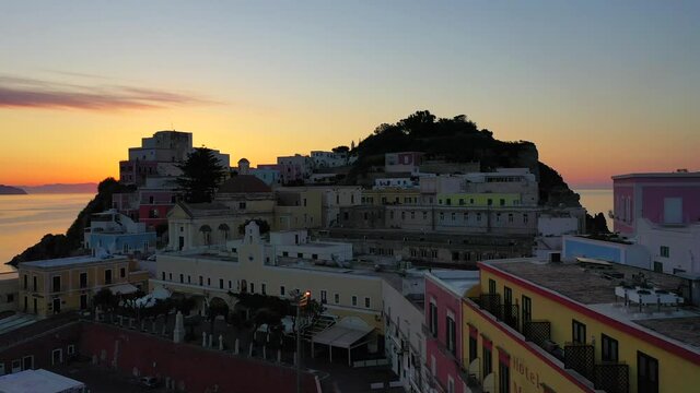 Ponza, isola del Lazio nel mar tirreno, Mar Mediterraneo. Italia. mattina, Alba - island in the Tyrrhenian Sea, Mediterranean Sea. Italy. morning, dawn