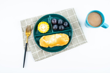 白背景上一盘营养早餐