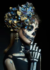 Halloween-Schönheitsporträt einer Skelettfrau des Todes, das Make-up auf dem Gesicht. Mädchentod Halloween-Kostüm. Tag der Toten. Charmante und gefährliche Calavera Catrina © angel_nt