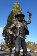 Imposante Statue eines Sängers mit Mikrofon, Cowboyhut und Sonnenbrille. Mit dem Sakko nach Monaco...