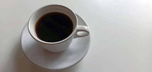taza con café fondo blanco