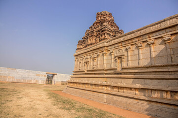 Fototapeta premium krishna temple at hampi karnataka india with beautiful pond 