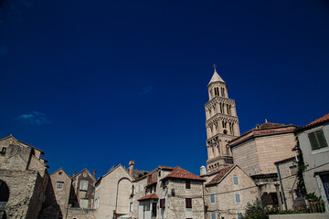 Fototapeta premium Complejo de casco histórico coronado por torre de catedral