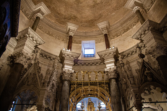 Detalles de capillas y columnas en techo en forma de cupula