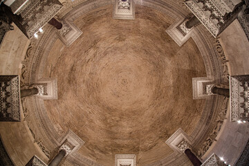 Ocho columnas de granito sobre techo en forma de cúpula