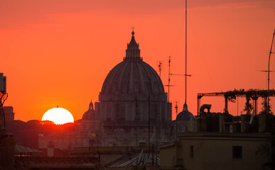 tramonto sulla cupola di Piazza San Pietro vista da Piazza del Quirinale