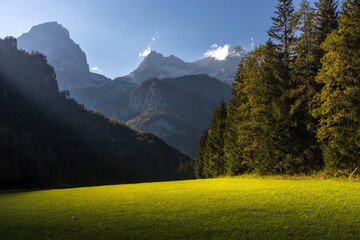 In der Sonne leuchtende Almwiese vor Spitzend und Großer Priel im Hinterstoder Tal im Toten...