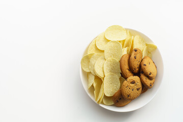 お皿に盛り付けられたたくさんのお菓子②