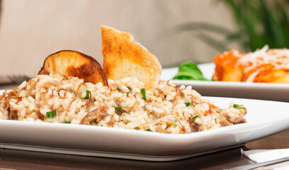 Risoto de costela com crocante de batata doce