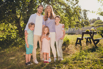 Full length photo full big family five people lover couple three small children stay embrace tree shadow prepare lunch table sunny summer day home green park garden backyard outside outdoors