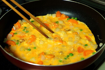 色とりどりの野菜の卵とじ