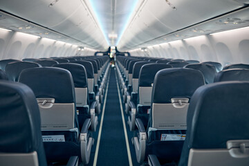 Fluggaststühle und Gang in der Flugzeugkabine