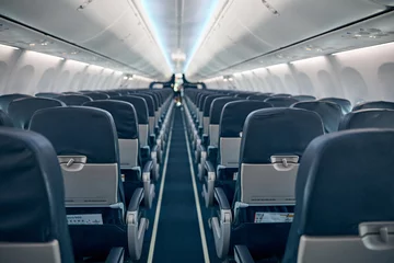 Keuken foto achterwand Vliegtuig Passagiersstoelen en gangpad in vliegtuigcabine