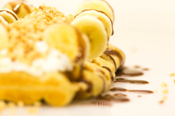 Fototapeta na wymiar Waffle de banana com caramelo