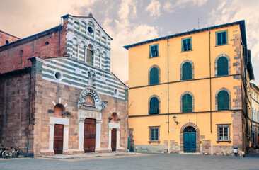 Fototapeta na wymiar A church in Lucca, Italy