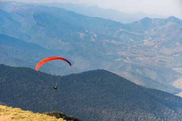 Saltando de parapente. Homem saltando de paraquedas no pico Agudo em Santo Antonio do Pinhal, São Paulo. Esporte radical. 