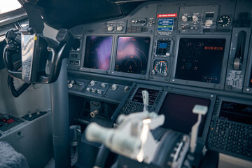 Aircraft flight deck with control column and flight displays