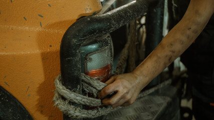 Dziewczyna wyciąga linę z samochodu  © FotoRaf