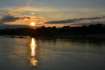 Naklejka premium Beautiful sunset over the Vistula River, Kazimierz Dolny, Poland. 