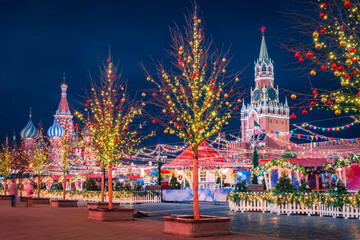 Obraz premium Moscow at Christmas. Holiday in the capital of Russia. Christmas market on red square. Christmas decorations of the city on the background of the Kremlin. New year without snow. Christmas decorations.
