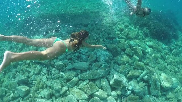 RAGAZZA CHE NUOTa SOTT'ACQUA NEL MARE AZZURO  TRASPARENTE
