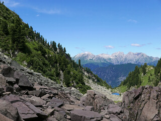Fototapeta na wymiar meraviglioso panorama delle montagne dolomitiche in estate con verdi vallate e cime rocciose
