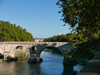 Fototapeta na wymiar ponti sul fiume tevere a roma, in italia
