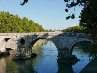 Fototapeta premium ponti sul fiume tevere a roma, in italia