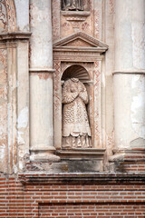 Obraz premium Catolic saint statue headless in the niche, Antigua Guatemala