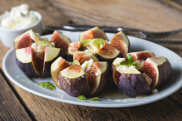 Fresh figs with cream cheese and honey