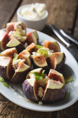 Fresh figs with cream cheese and honey
