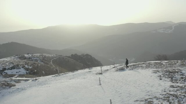 Drone ciel Montagnes Nature Neige Homme Lev&eacute; de Soleil Sky Montains Sunrise Cinematic