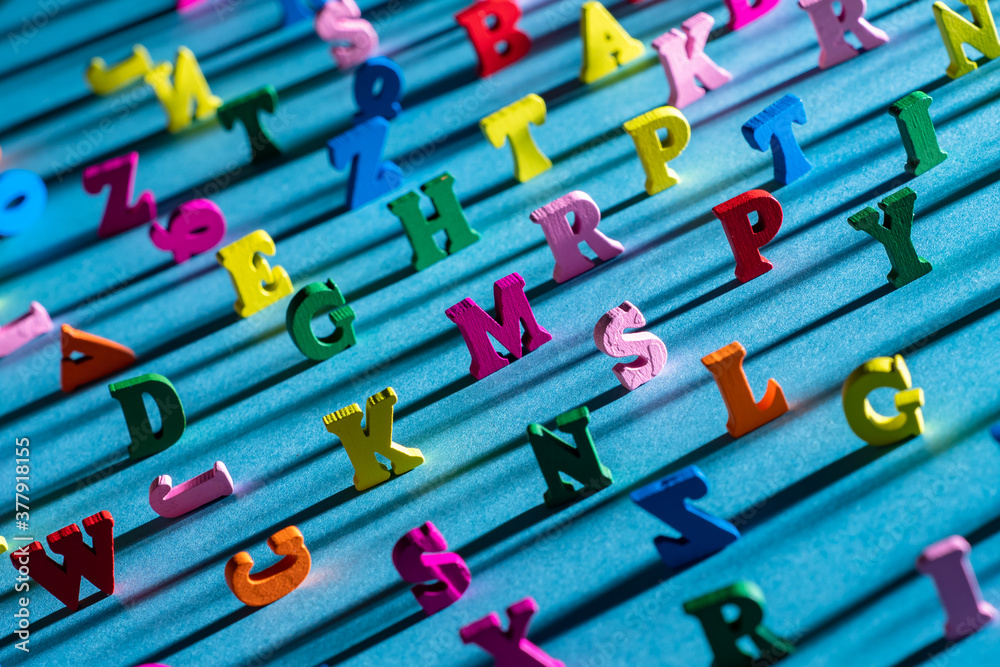 Fototapete letters of the english alphabet and their shadows. english language study. studying foreign language