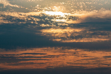 Fototapeta na wymiar 夕日とうろこ雲のグラデーション