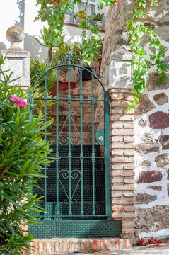 Puerta de entrada situada en el municipio de monte corto en m&aacute;laga, con sus t&iacute;picas flores adornando.