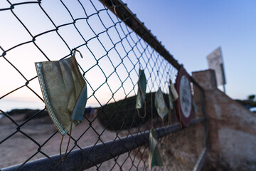 Mascarillas colgadas en una verja