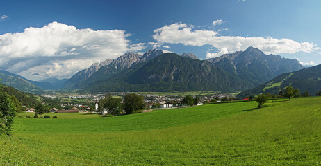 Fototapeta na wymiar Panoramablick über Lienz auf das Bergmassiv der Lienzer Dolomiten