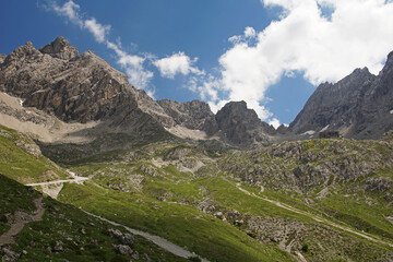 Obraz premium Blick entlang des Wanderwegs zur Karlsbader Hütte auf das Felsmassiv der Lienzer Dolomiten