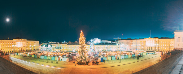 Obraz premium Helsinki, Finland. Christmas Xmas Market With Christmas Tree On Senate Square In Evening Night Illuminations. Panorama, panoramic view