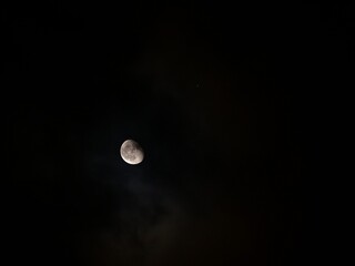 Beso entre la luna y marte.