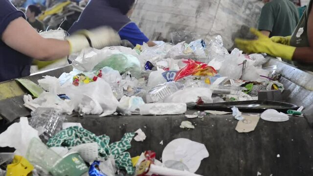 materiais recicl&aacute;veis em galp&atilde;o de cooperativa