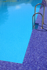 piscina exterior azul escalera gresite 4M0A2386-as20