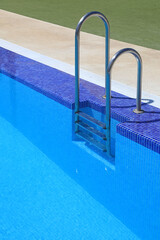 piscina exterior azul escalera gresite 4M0A2397-as20