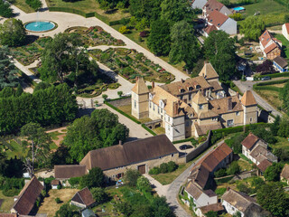 Fototapeta na wymiar vue aérienne du château de Corbeville dans les Yvelines en France
