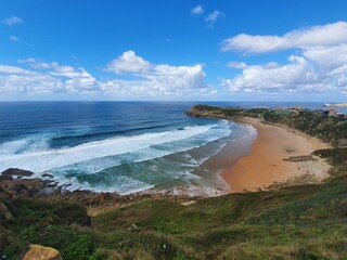 Costa del Cantábrico, mar cantábrico, rocas y costa quebrada, Cantabria